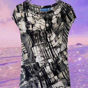 Simply Vera wang top grey white black cream pattern Rutched on one side at top